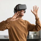 Óculos de realidade virtual com feedback tátil proporcionam uma experiência sensorial completa, imergindo usuários em ambientes digitais.
                